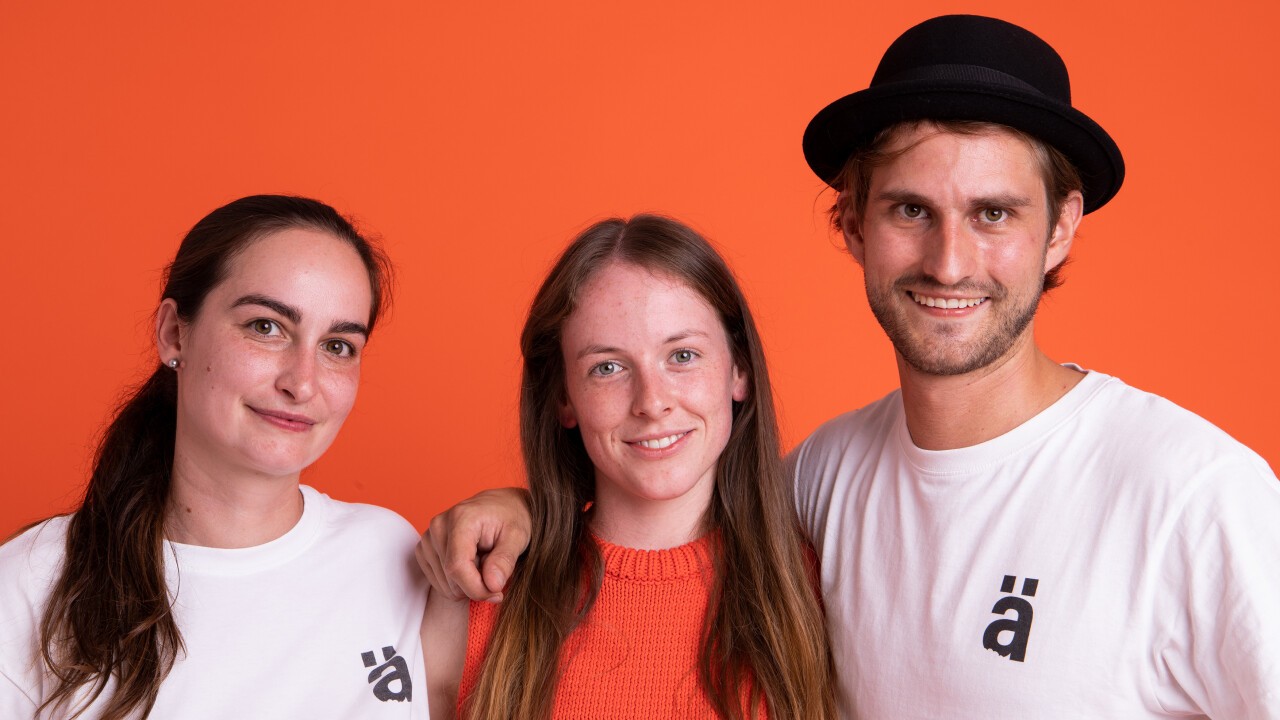 Die drei Gründer*innen der Hängry Foods GmbH, Ximena Franco (links), Sophia Graupner (mitte), Valentin Holenstein (rechts) 