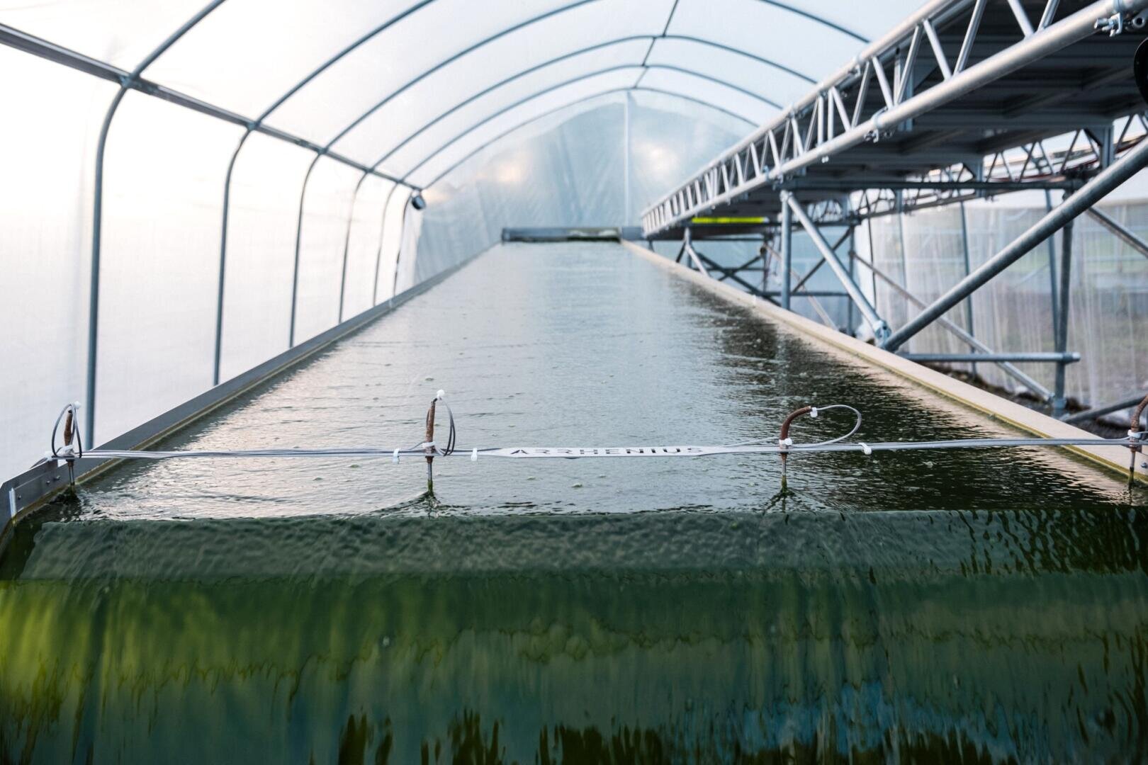 Wasser, das durch einen Tunnel fließt.